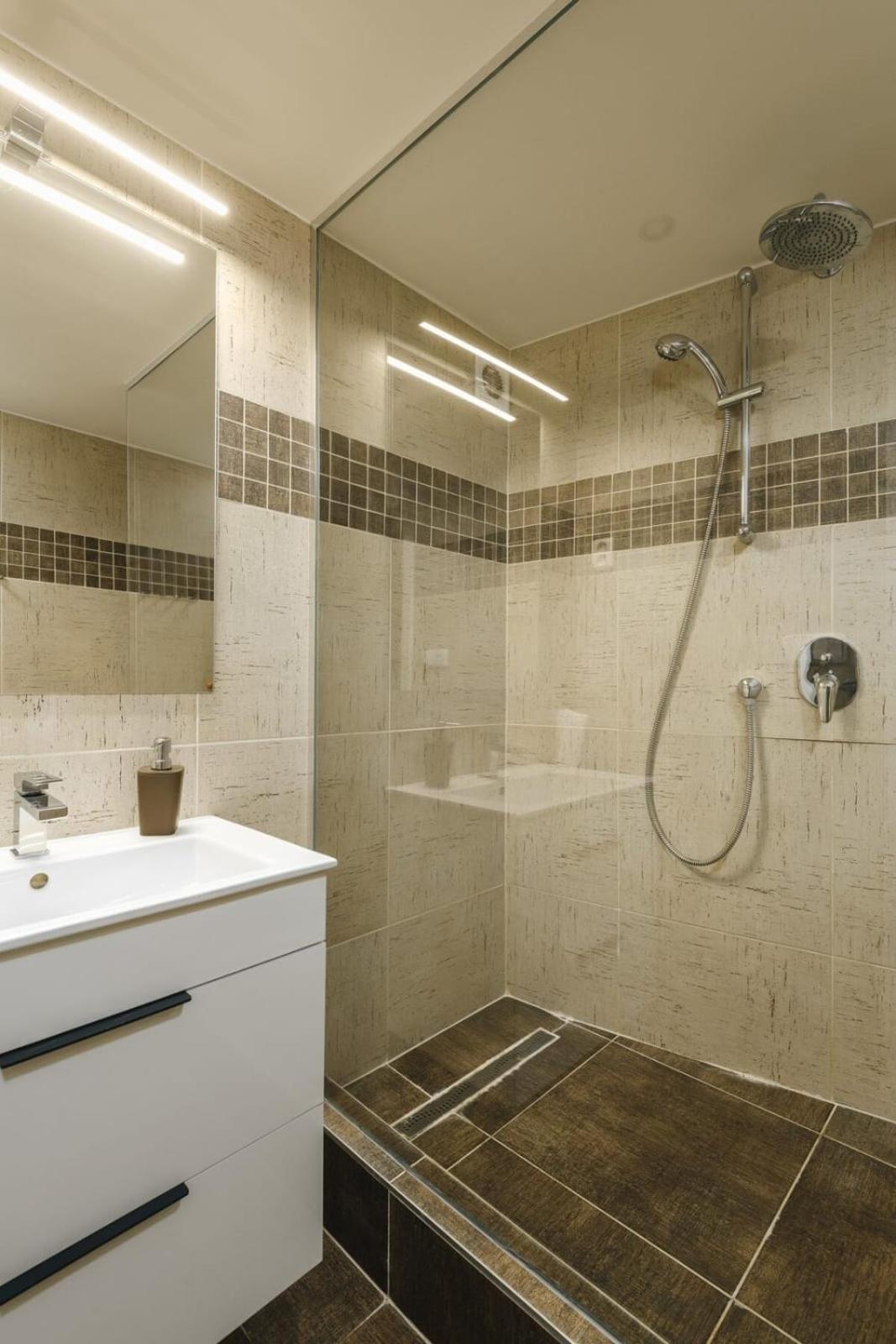 Cozy & Comfortable Apt Walking Anywhere You Want Sen Praha Eksteriør bilde